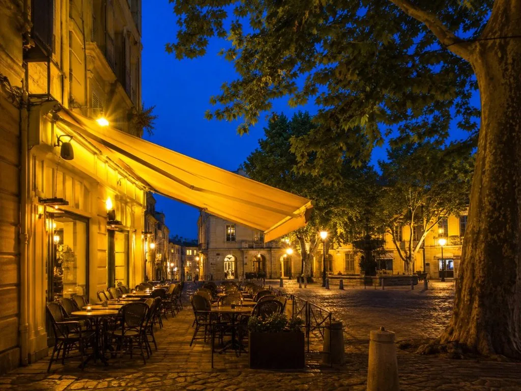 Der Place du Forum in Arles, der Platz mit dem Café, das Van Gogh 1888 malte