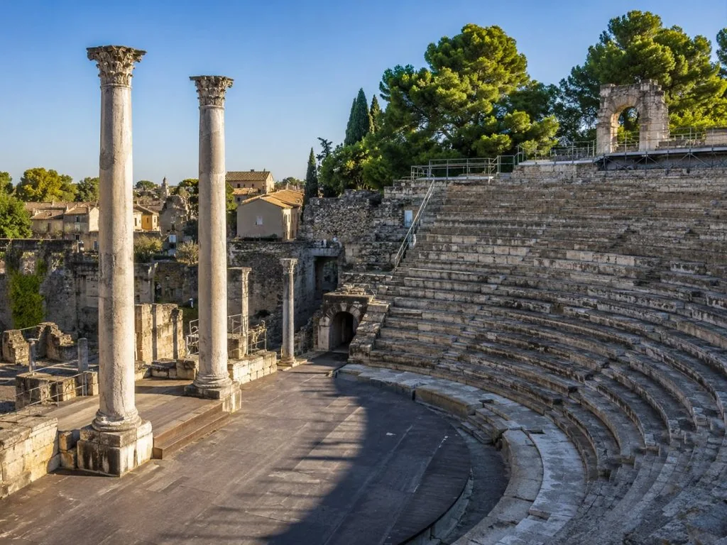 Das Théâtre antique von Arles mit seinen beiden erhaltenen Säulen, 200 m vom Amphitheater entfernt
