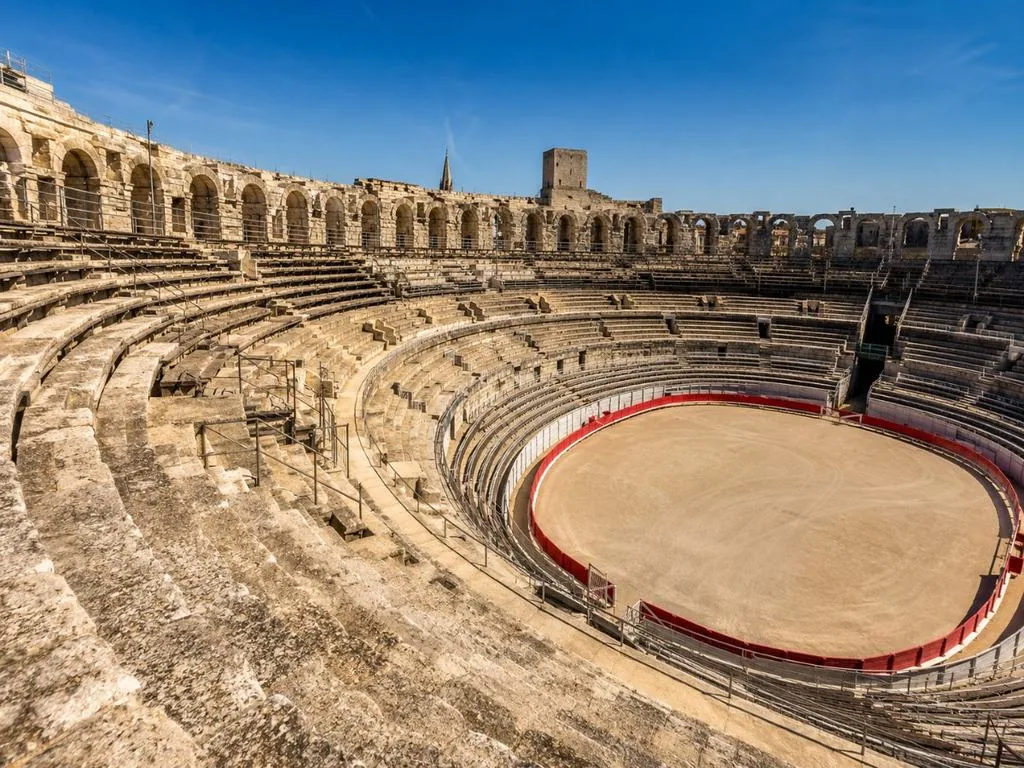 Die Ränge der Arènes d’Arles, gesehen vom Arenaboden aus – etwa 34 Reihen steinerner Sitzplätze